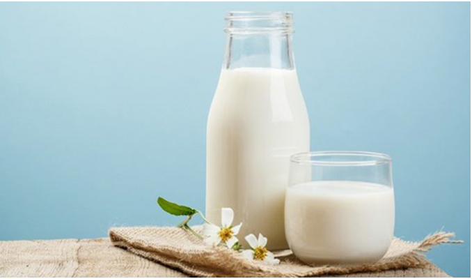 Sữa có chứa nhiều canxi giúp bảo vệ xương chắc khỏe