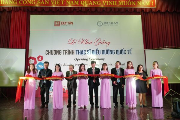 Lễ cắt băng Khai giảng Khóa đầu tiên chương trình đào tạo Thạc sĩ Điều dưỡng Quốc tế tại Đại học Duy Tân