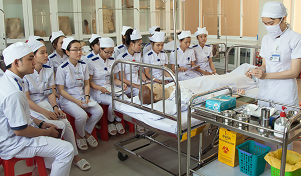 Xét tuyển học bạ ngành Điều Dưỡng - Ảnh minh họa Sinh viên ngành Điều dưỡng Đại học Duy Tân trong giờ học thực hành